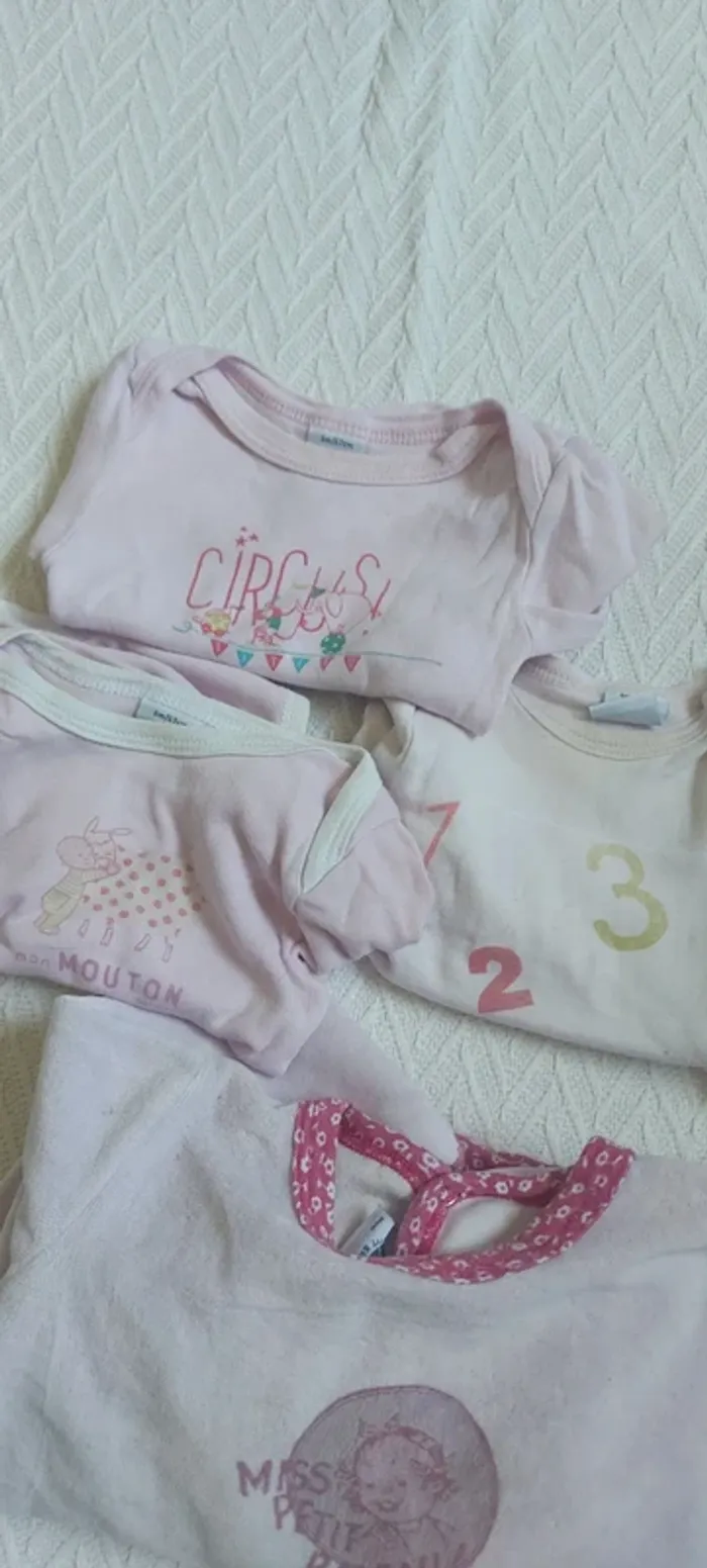 Lot pyjamas et bodies - photo numéro 2