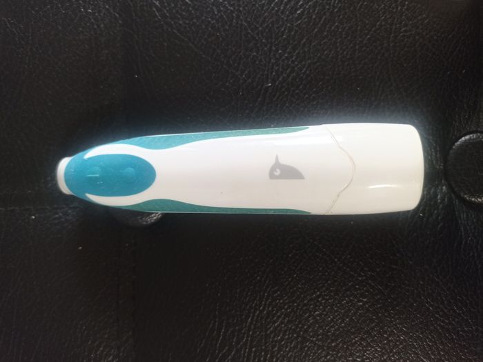 Brosse à dents électrique à piles avec 4 brossettes de rechange - photo numéro 4