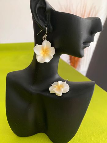 Boucles d’oreilles fleur d’hibiscus blanche en résine