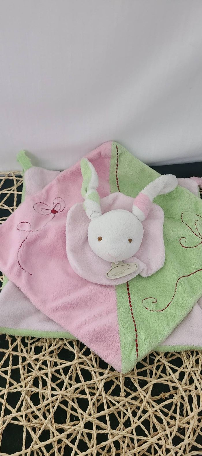 Baby'nat doudou collection noeud plat carré lapin rose vert blanc
