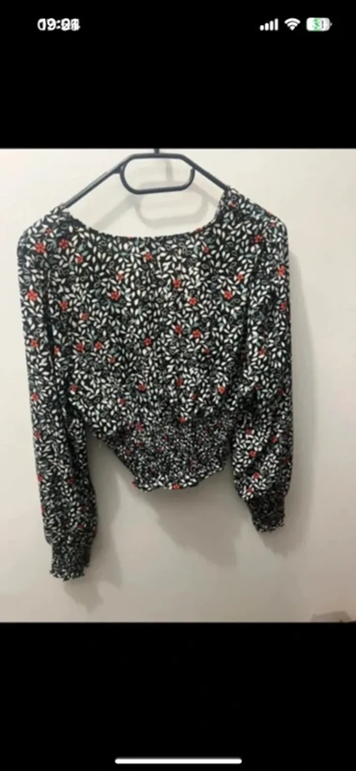 Blouse noire fleurie, décolleté V - M/L - photo numéro 2
