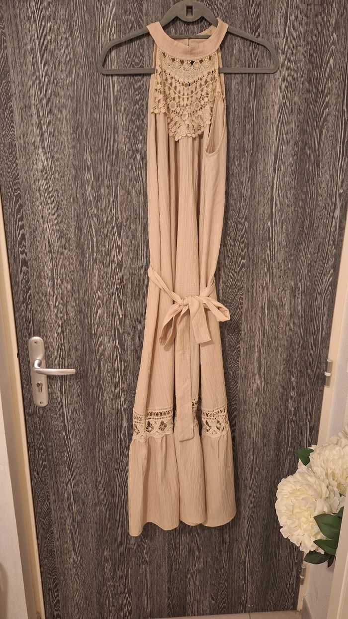 Robe longue sans manches beige à dentelle