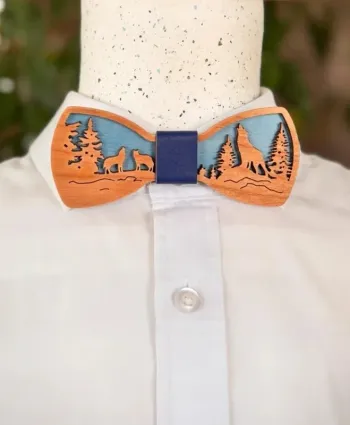 Nœud papillon en bois de merisier ajouré avec fond en bois de tulipier bleu, scène de loups