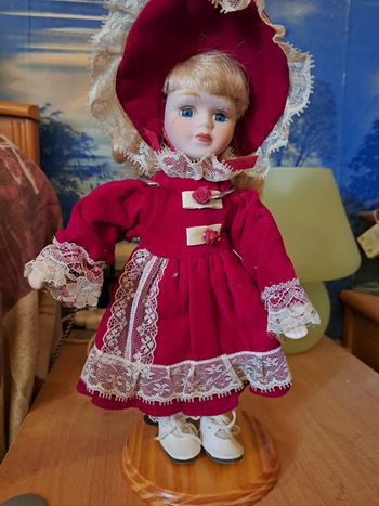 Poupée en porcelaine