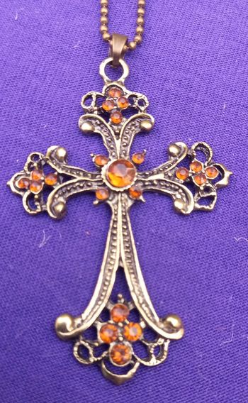 Collier chaine doré vieilli avec croix et Pierres oranges