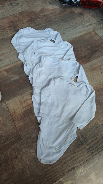 Lor Body orchestra 9 mois en très bon état 
Sauf pour 1 avec un petit trou