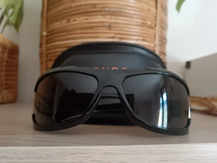 Lunette de soleil Gucci enveloppantes - photo numéro 2