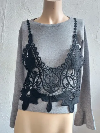 Pull gris avec dentelle noire
