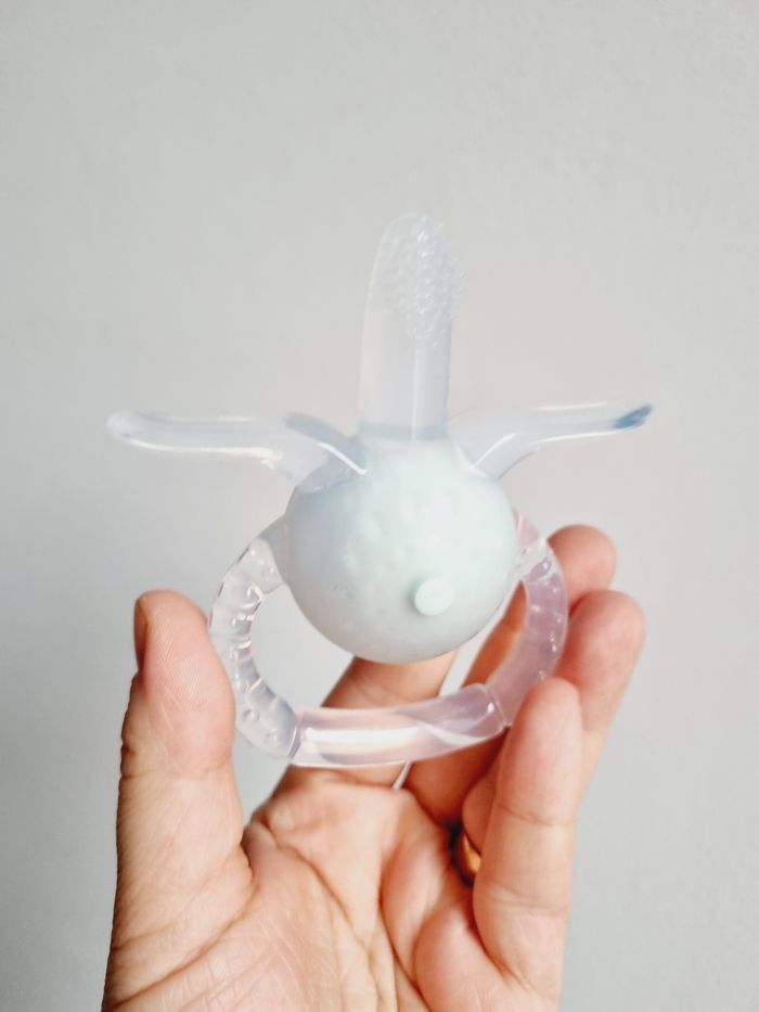 Anneau de dentition et brosse à dents 2 en 1 en silicone alimentaire sans BPA - photo numéro 5