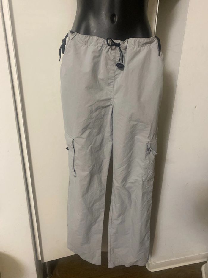 Pantalon léger cargo à jambes larges.
