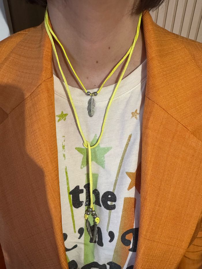 Collier jaune double rang sautoir plume argent