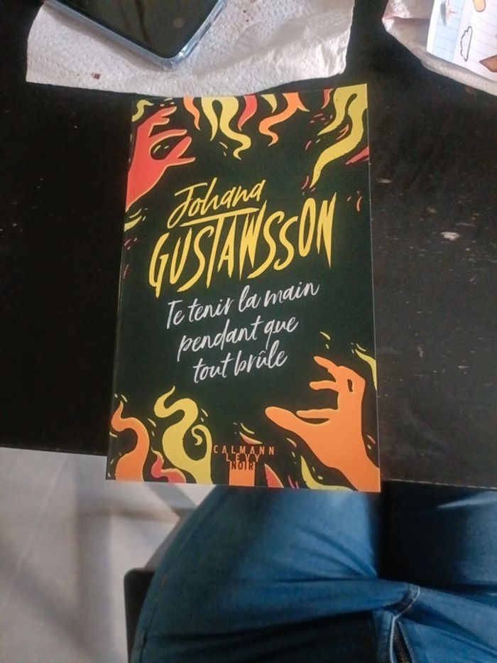 Te tenir la main pendant que tout brûle