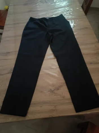 Pantalon droit SUD Express noir Taille 40. Le basique chic et tout confort !