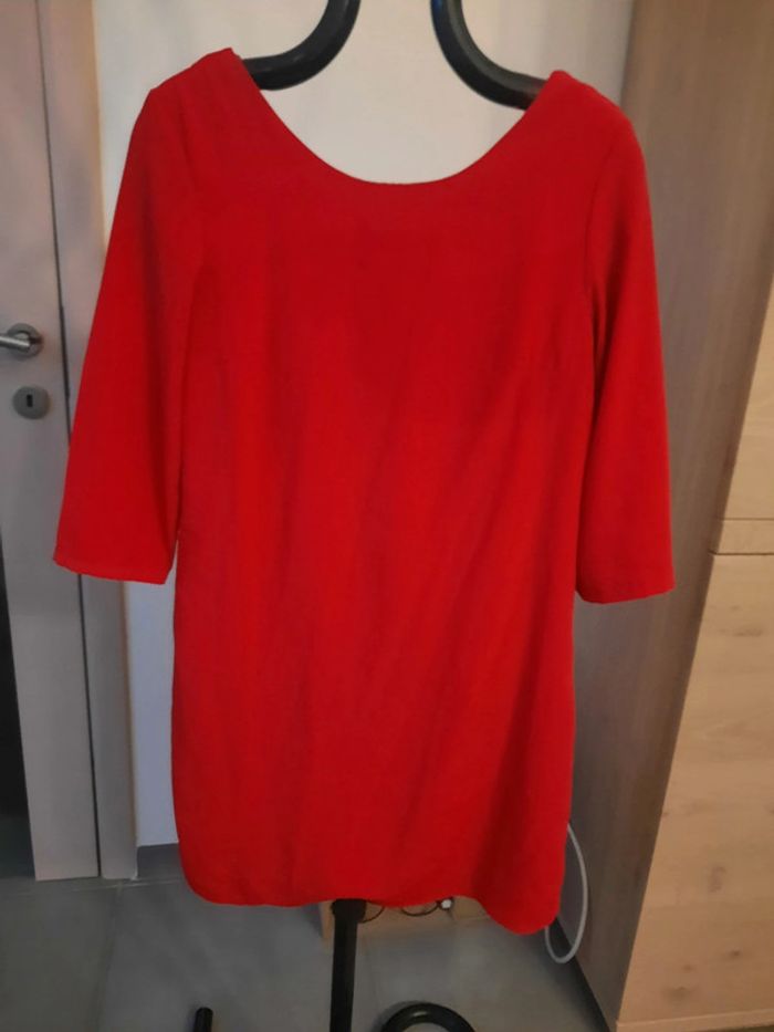 Robe rouge avec noeud - photo numéro 2