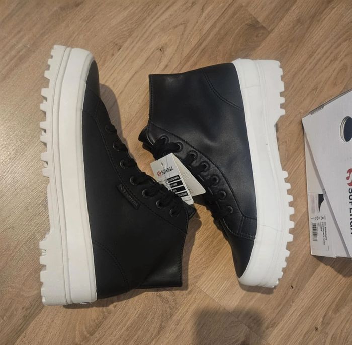 Bottines Superga en cuir noires neuves jamais portées dans leur boîte d'origine taille 38 - photo numéro 3