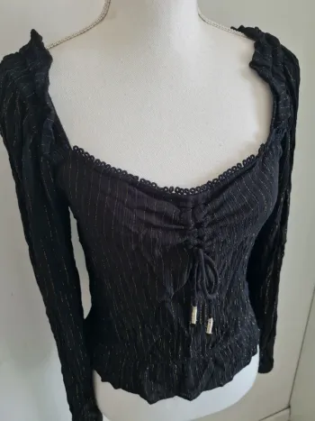 Blouse noire et fibres métalliques