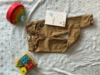 pantalon beige foncé taille réglable 36 mois mes petits cailloux