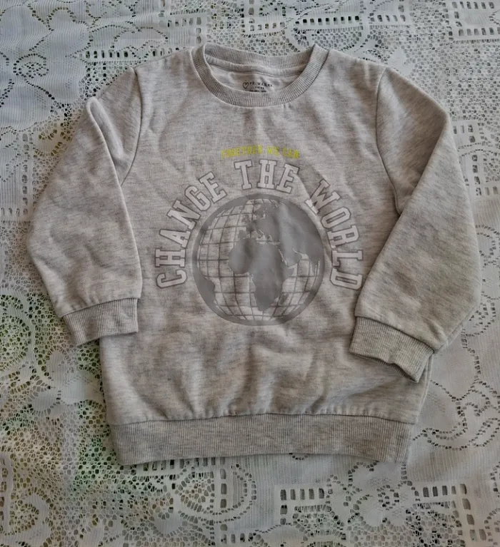 Sweat gris enfant Primark " Change the World" - en très bon état, taille 3-4 ans