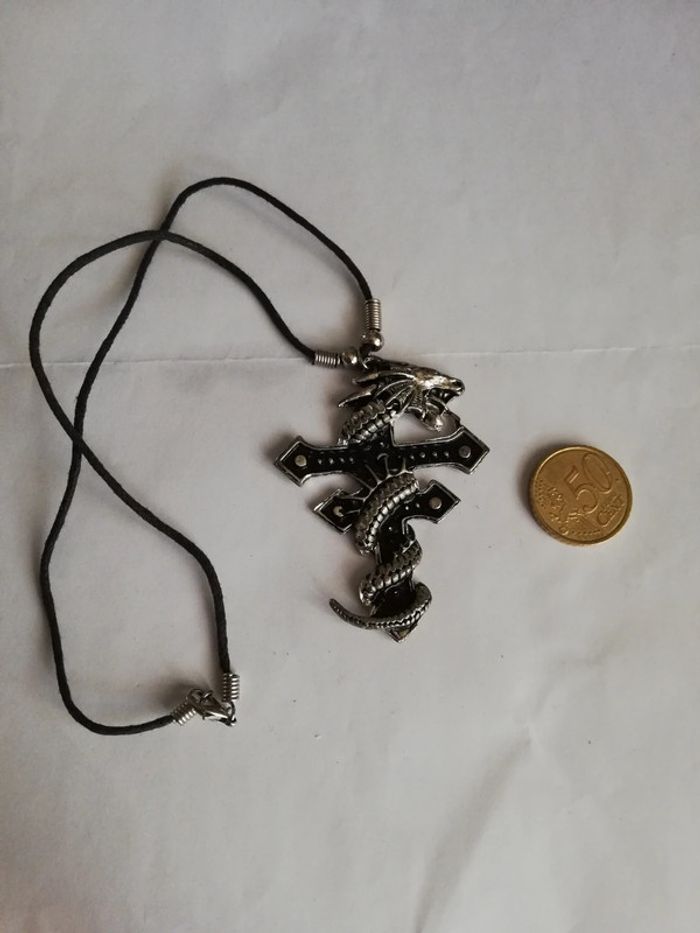 Magnifique collier gragon et croix stylisée