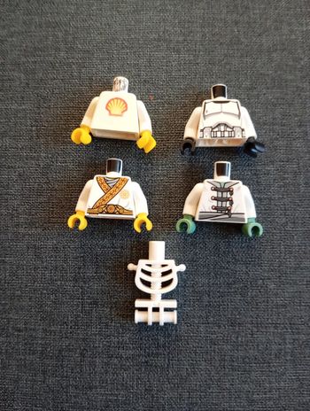 5 torse figurines lego