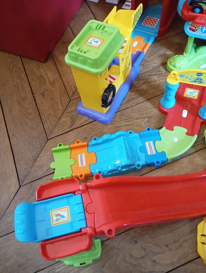 Garage tut tut avec 2 tours de lancement et 3 voitures - photo numéro 5