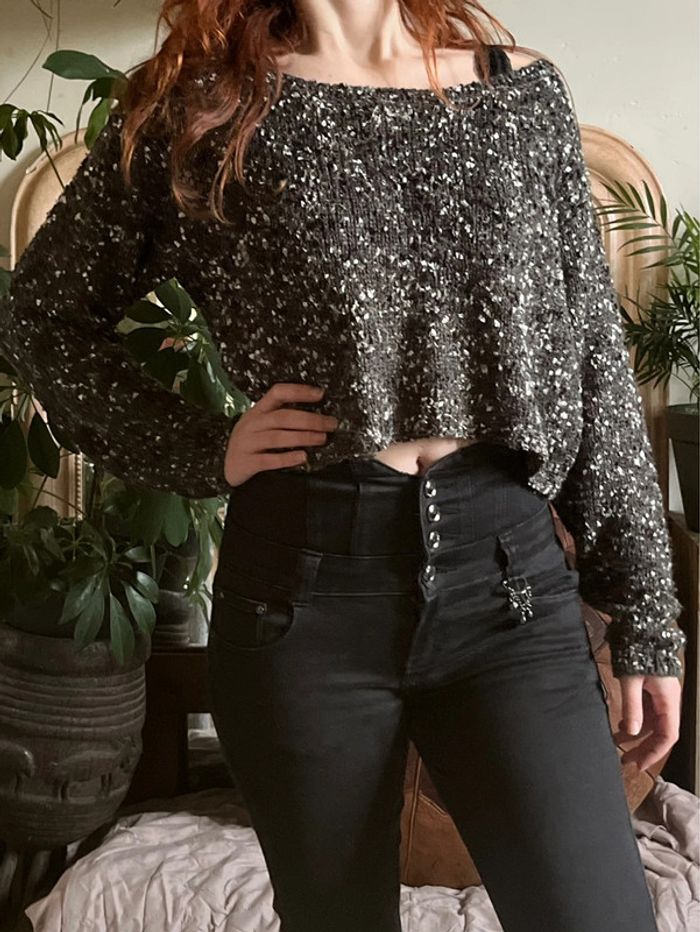 Pull crop en maille épaulés dénudées - noir, gris et blanc
