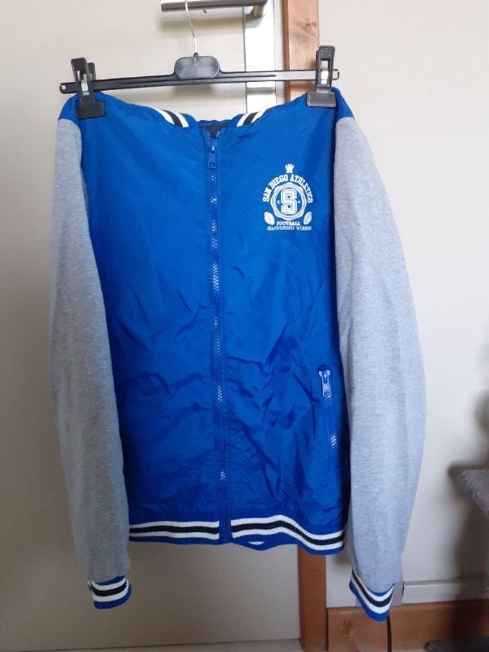 Veste bleu et gris à capuche