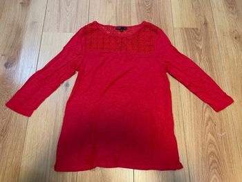 Blouse rouge avec un peu de dentelle taille xs