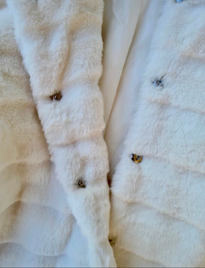 manteau d'hiver en fausse fourrure blanche de la marque Jennyfer. - photo numéro 2