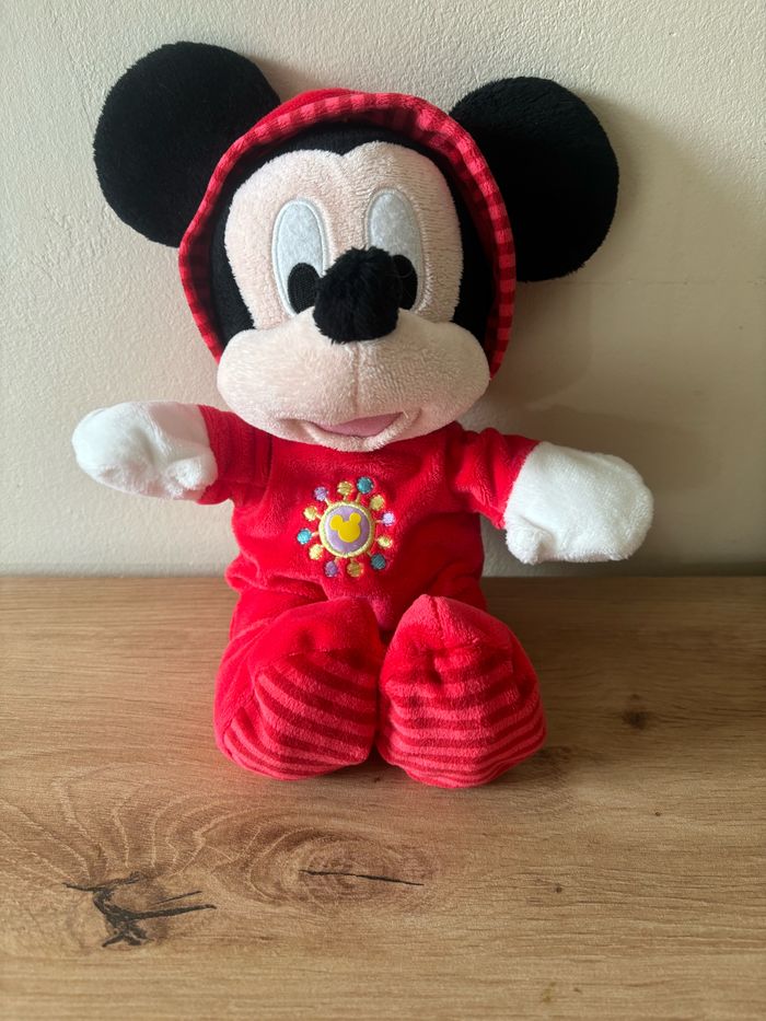 Doudou peluche Mickey pyjama rouge à capuche Disney