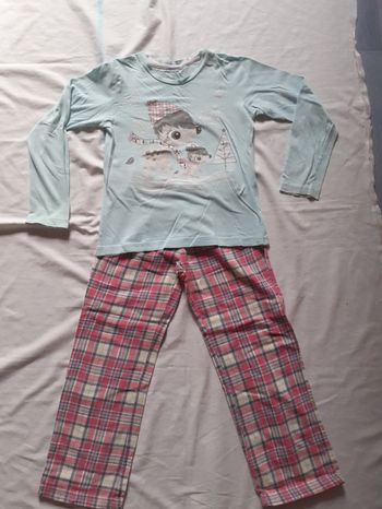 Pyjama bleu clair motif rennes avec pantalon à carreaux rouges, blancs, bleus et jaunes