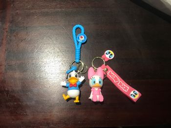 Porte clé figurine Donald et daisy Mickey