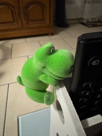 Figurine rex climbing
