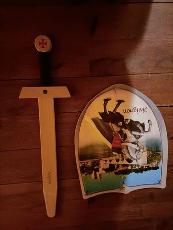 1 épée + bouclier d'Avignon 