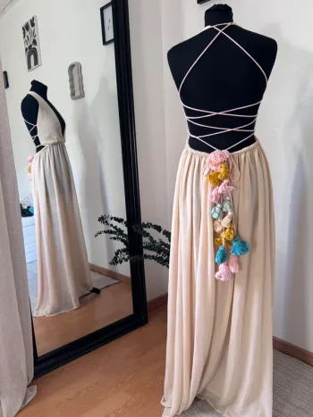 Robe décolleté et dos nu à pompons