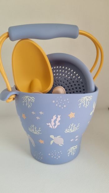 Set de plage en silicone avec seau, pelle, moule et passoire Coral Bliss neuf