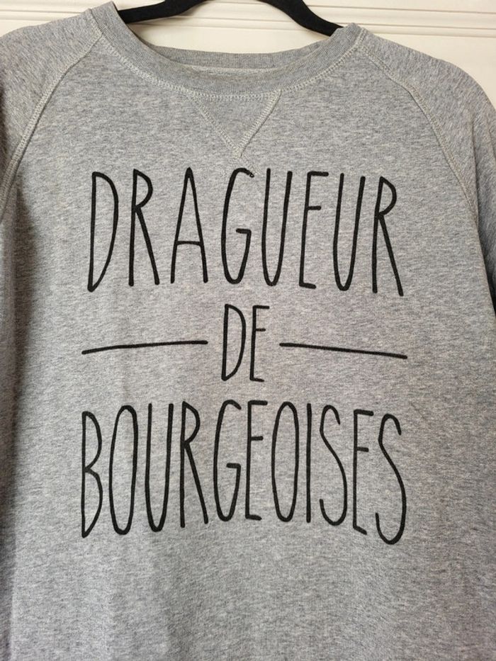 Sweat gris Le fabuleux Shaman "Dragueur de bourgeoises" - photo numéro 2