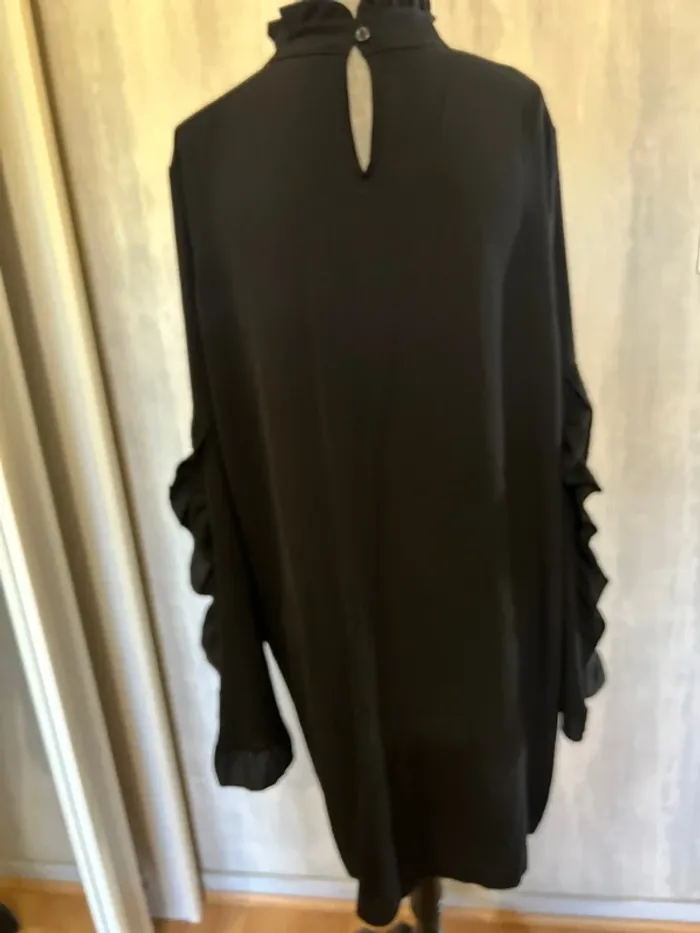 Robe noire élégante - photo numéro 5
