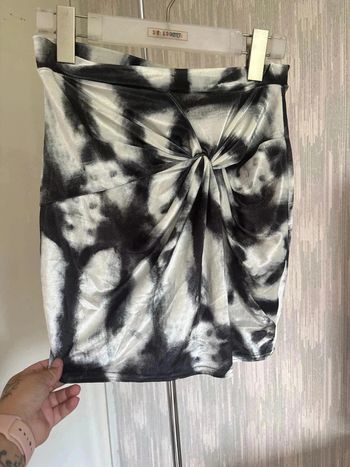 Mini jupe taille 38 marque prettylittlething neuve avec étiquette