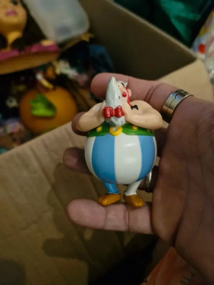 Lot 3 figurines Asterix + 7 pins - photo numéro 4