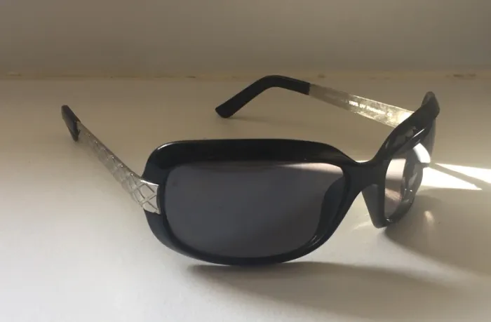 Lunettes noires - photo numéro 2