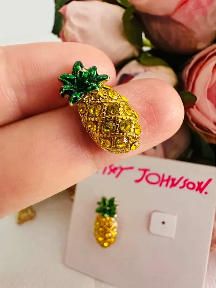 Boucles d’oreilles ananas Betsey Johnson – strass jaunes, émaillées vert – modèle 3D, outlet - photo numéro 3