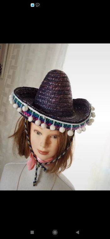 Chapeau avec pompons enfants très bon état