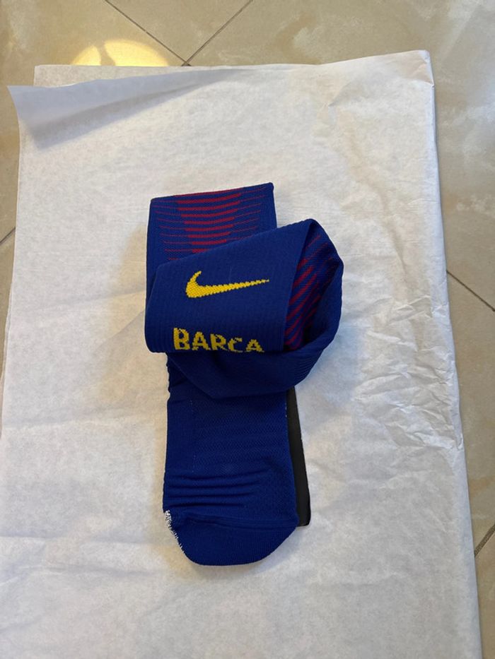 Short de foot Nike équipe FC Barcelone avec chaussettes taille 10/12 ans authentique neuf - photo numéro 2