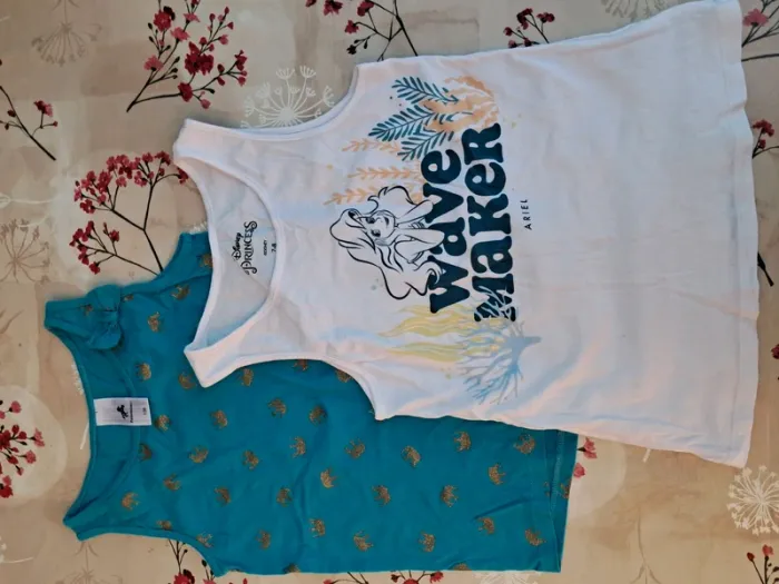 Lot de 2 beaux tee-shirt / débardeurs 🏷 Ariel Disney et C&a - T 8 ans