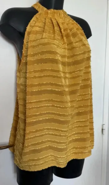 Joli top jaune et doré taille 40