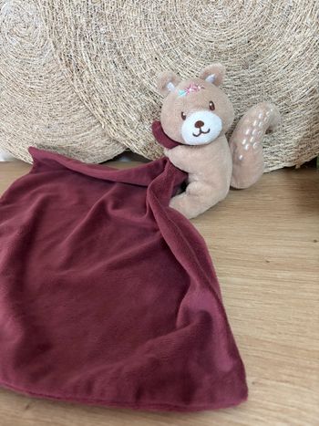 Doudou écureuil beige mouchoir bordeau bébé douceur