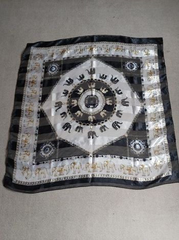 Foulard carré noir et crème à motifs d'éléphants