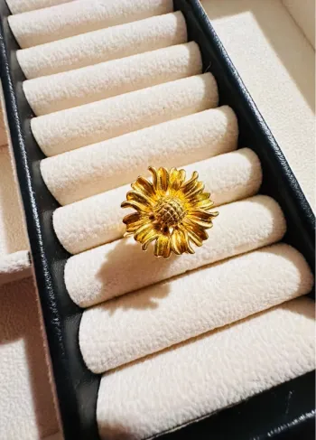 Bague marguerite dorée fait main – taille ajustable