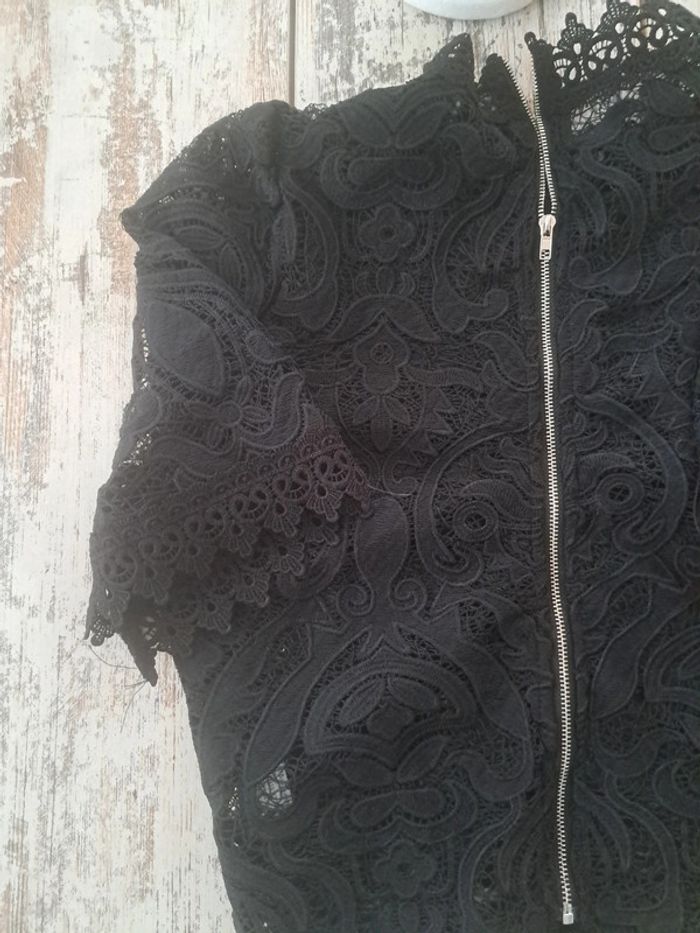 Haut broderie anglaise et fermeture éclair au dos peut servir de veste 2 en 1